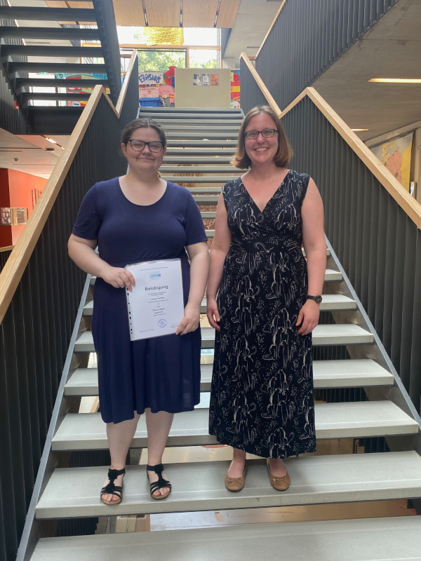 Verkäuferin Bianca Hägele mit Klassenlehrerin Beate Fischer 