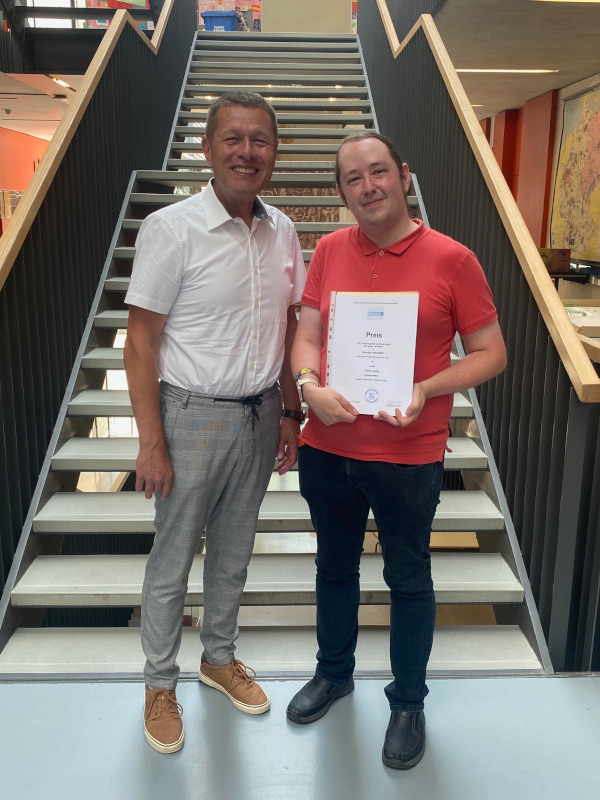 Träger des Preises der Landrätin Timo Jung mit Schulleiter Frank Steinhart 
